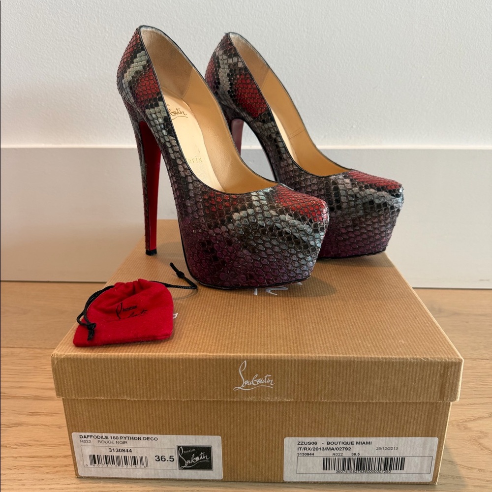 Christian Louboutin
Daffodile 160 Python Deco
